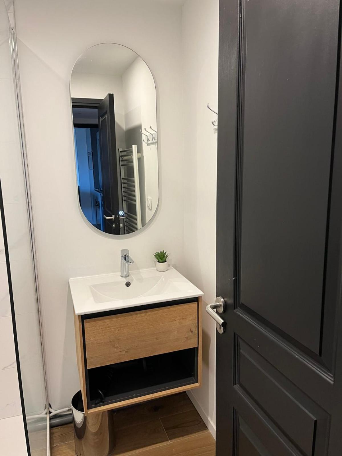 Renovated Flat For 5 P With Swimming Pool Tennis Court And Car Park 232